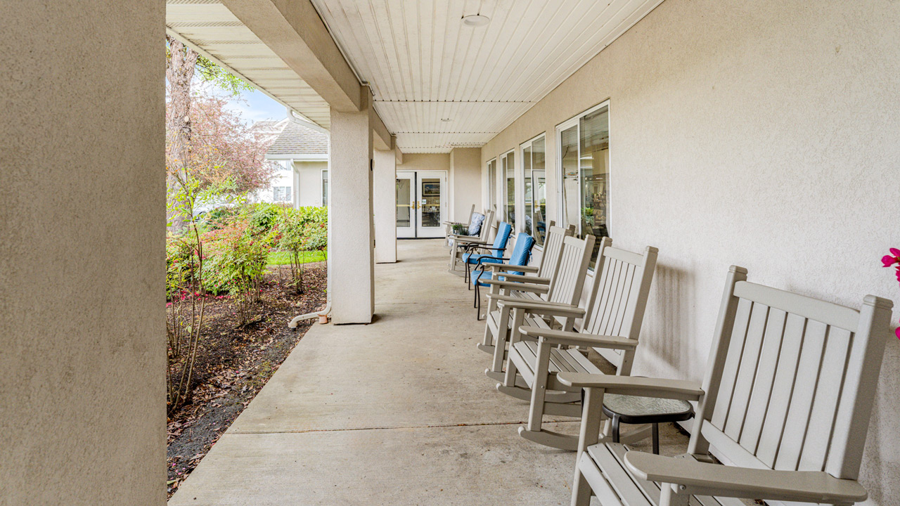 The outdoor patio at Stoneybrook Lodge